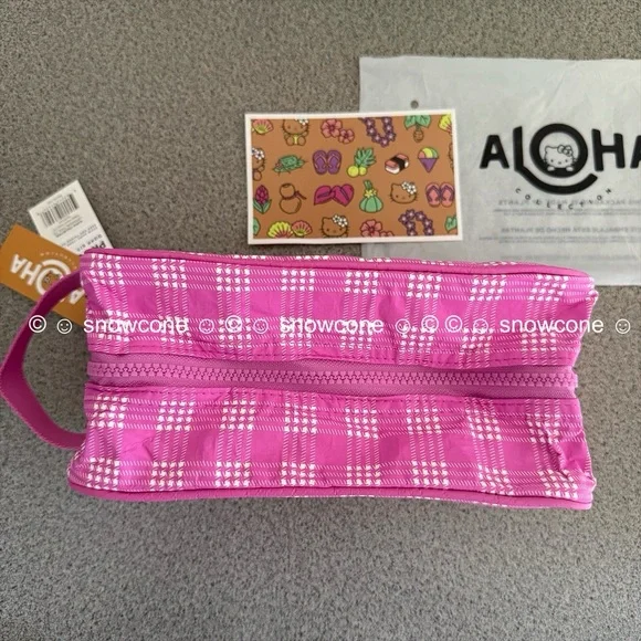 Aloha Collection x Sun kissed Hello Kitty Hawaii Exclusive Pink Palaka Dopp Kit - Picture 3 of 10
